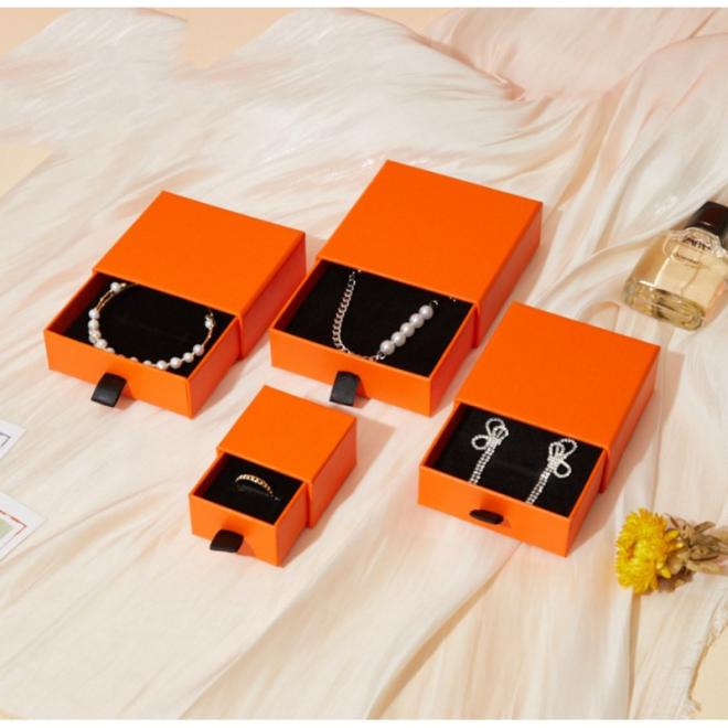 Levně Dárková krabička na šperky v oranžové barvě, PDOZ13POM