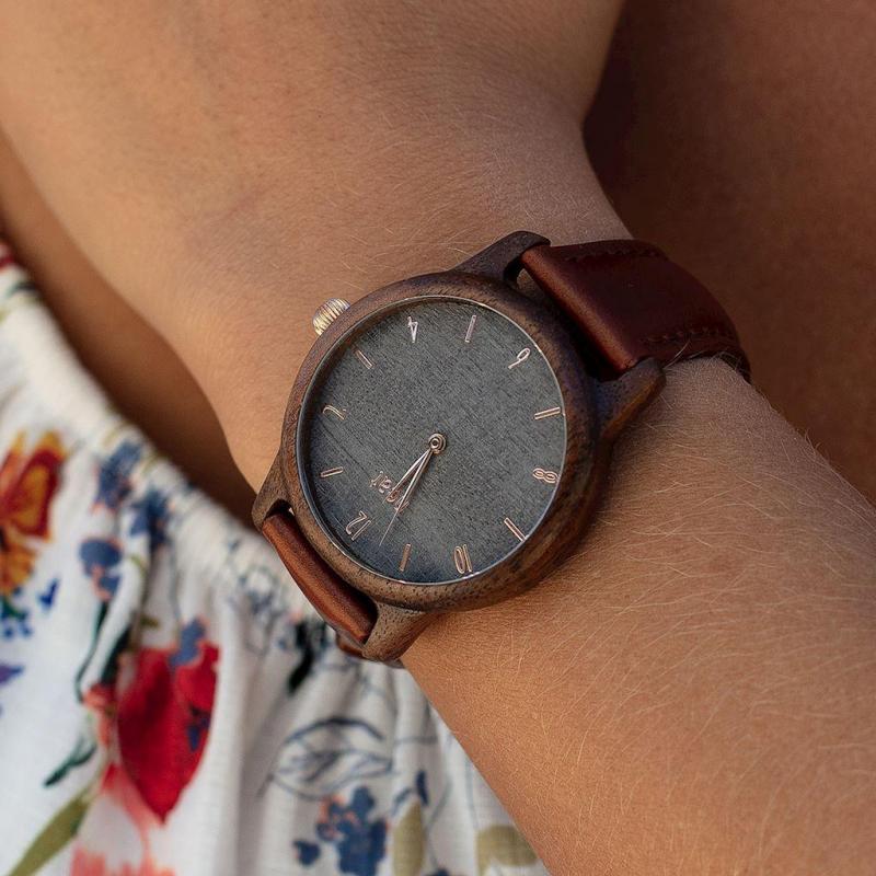 Hnedo-fialové drevené hodinky s koženým remienkom pre dámy
