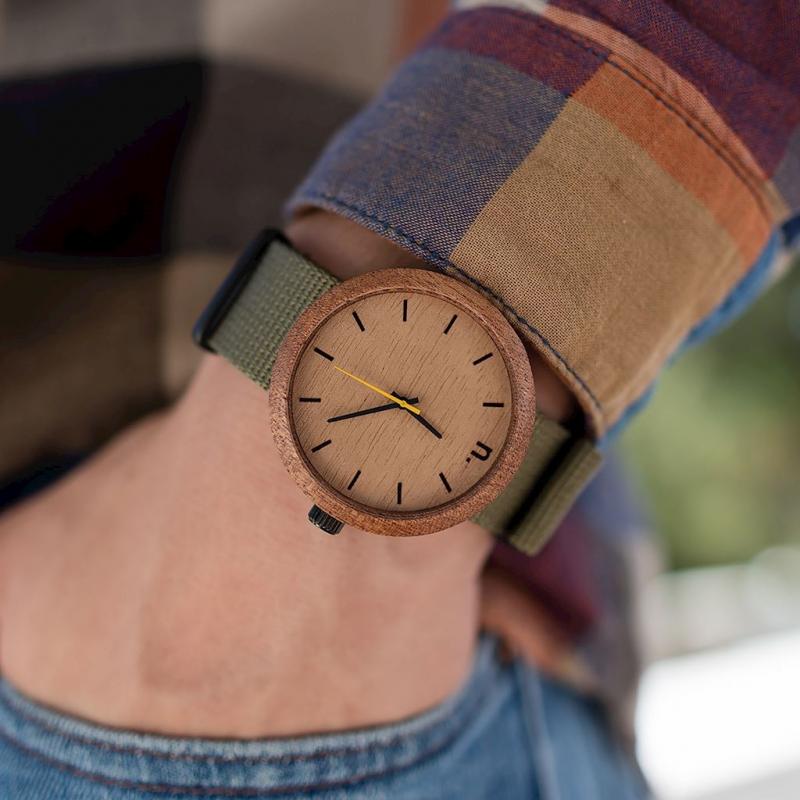 Sivé drevené hodinky s koženým remienkom pre pánov
