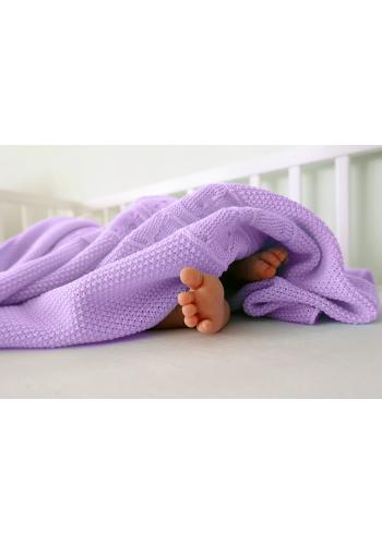 Mäkká pletená deka vo fialovej farbe