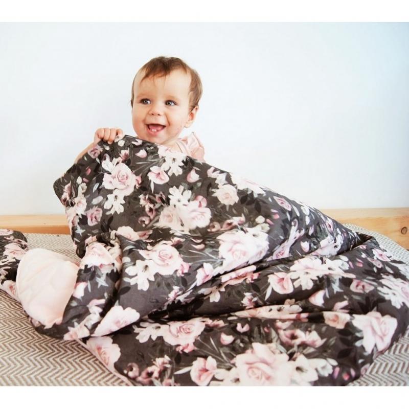 Starorůžová sametová teplá deka pro děti s vintage květy