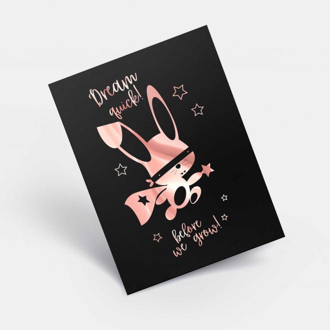 Černý dětský plakát se zrcadlovou grafikou růžového ninja králíka