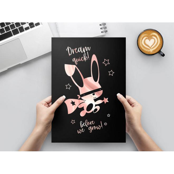 Černý dětský plakát se zrcadlovou grafikou růžového ninja králíka